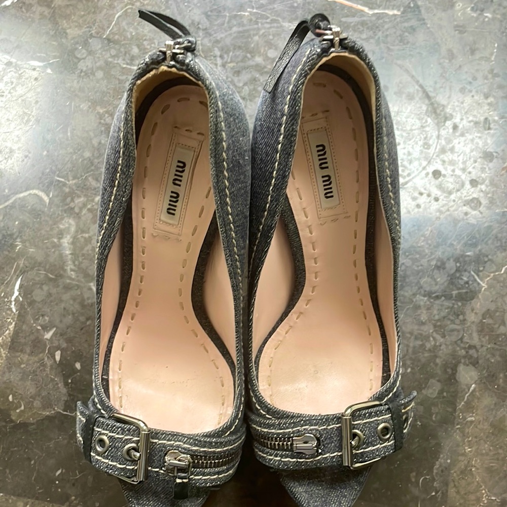 Miu Miu denim 4 1/2” pumps size 39 1/2 barely worn Missing left zipper handle